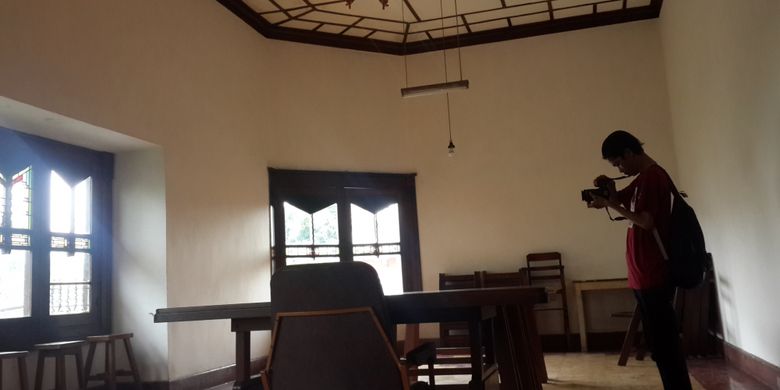 Suasana di ruang pertemuan yang ada di rumah kuno peninggalan Belanda di Koridor Kayu Tangan, Kota Malang, Jawa Timur, Minggu (17/12/2017).