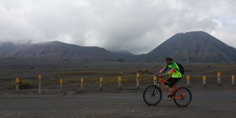 Salah satu peserta Funbike 2017 yang diselenggarakan oleh Balai Besar Taman Nasional Bromo Tengger Semeru (TNBTS) saat melintasi lautan pasir di sekitar Gunung Bromo, Minggu (19/11/2017).