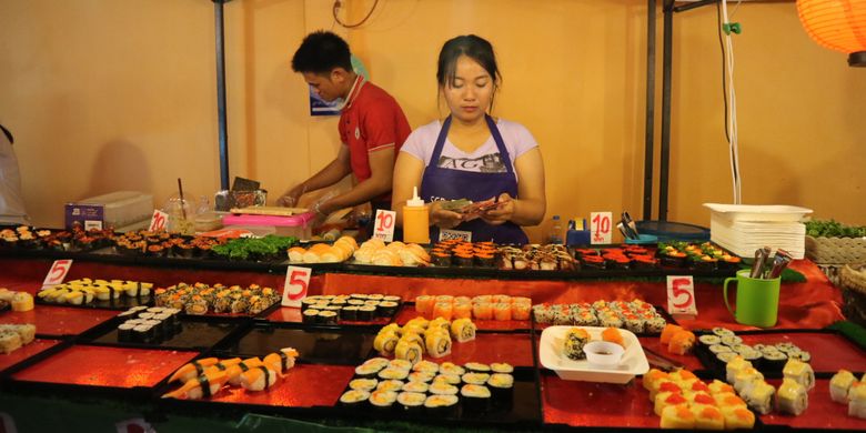 Ragam kuliner street food yang dijual di night market, Chiang Mai, Thailand.