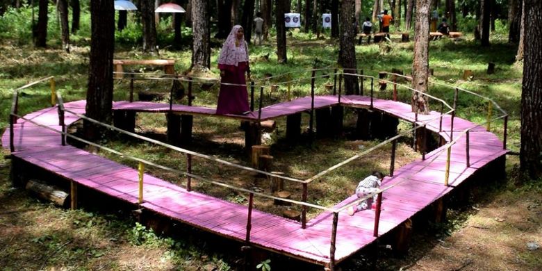 Spot untuk tempat berfoto dengan berbentuk love berada di Wisata Hutan Pinus Samparona di Kota Baubau, Sulawesi Tenggara, Minggu (11/2/2018). Tempat ini banyak dijadikan sebagai tempat berfoto selfie.