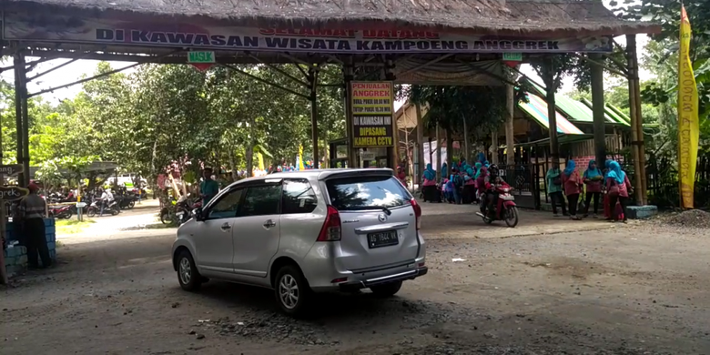 Pintu gerbang wisata Kampoeng Anggrek di Kediri, Jawa Timur, Minggu (11/2/2018).