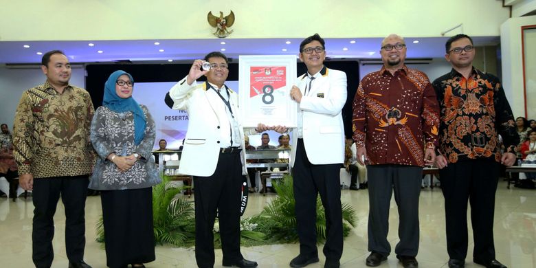 Presiden Partai Keadilan Sejahtera (PKS) Sohibul Iman (ketiga dari kiri) menunjukkan nomor urut 8 saat Pengambilan Nomor Urut Partai Politik untuk Pemilu 2019 di Gedung Komisi Pemilihan Umum (KPU), Minggu (18/2/2018). Empatbelas partai politik (parpol) nasional dan empat partai politik lokal Aceh lolos verifikasi faktual untuk mengikuti Pemilu 2019.