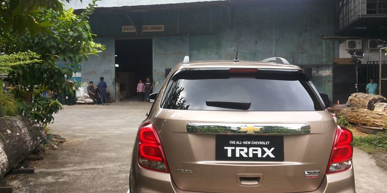 Chevrolet Trax warna Coppertino yang diluncurkan di salah satu pabrik kerajinan di Jakarta Barat, Kamis (1/3/2018).