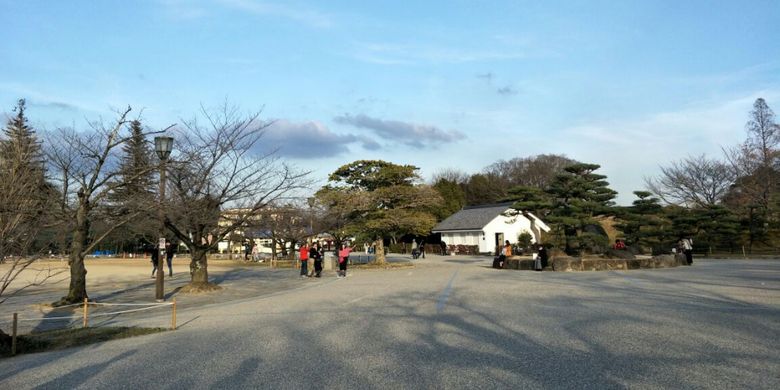 Pemandangan di area Kastel Himeji, Kota Himeji, Prefektur Hyogo, Jepang, Minggu (4/3/2018).