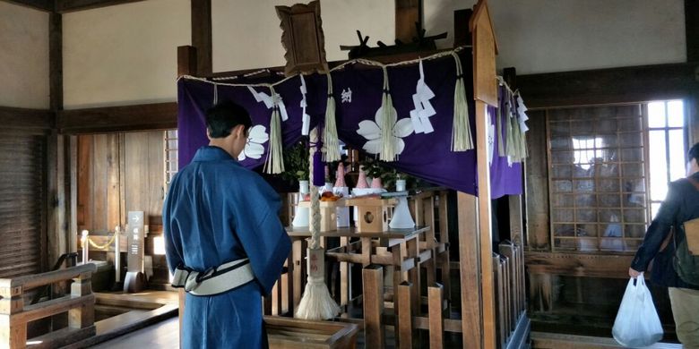 Wisatawan berdoa di Kuil Osakabe yang ada di lantai teratas atau puncak Kastel Himeji, Kota Himeji, Prefektur Hyogo, Jepang, Minggu (4/3/2018).