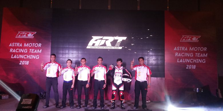 Para pebalap Astra Motor Racing Team (ART) Jakarta untuk formasi 2018 saat acara perkenalan di Jakarta, Selasa (13/3/2018).