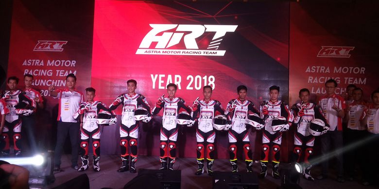 Para pebalap tim Astra Motor Racing Team (ART)  Yogyakarta formasi 2018 saat acara perkenalan di Jakarta, Selasa (13/3/2018).