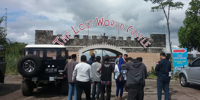 The Lost World Castel di Kepuharjo, Cangkringan, Kabupaten Sleman, DI Yogyakarta. Tempat wisata ini menjual keindahan alam di lereng Gunung Merapi dipadu dengan fasilitas untuk foto selfie.