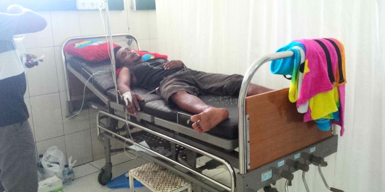 Salah satu pasien yang diduga minum miras oplosan di IGD RSUD Palabuhanratu, Sukabumi, Jawa Barat, Selasa (10/4/2018).