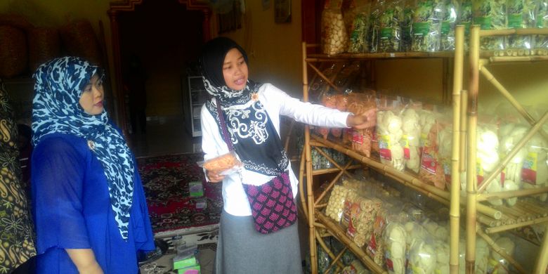 Suasana di rumah produksi Dwi 888 produsen kerupuk ikan dari Kulon Progo. Kerupuk merek menjadi pajangan di banyak kios dan toko oleh-oleh di Yogyakarta.