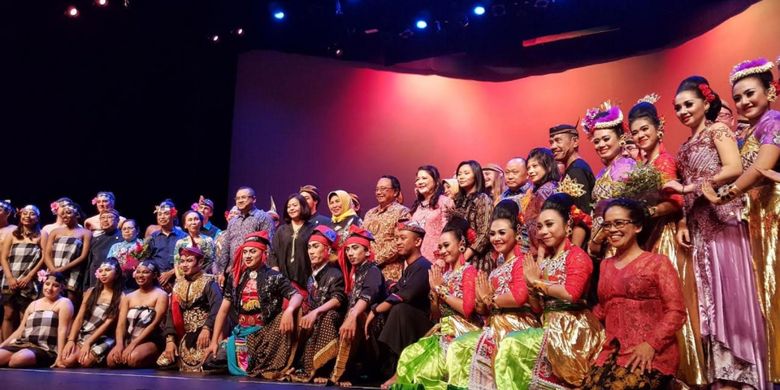 Delegasi kesenian Kabupaten Blitar berfoto bersama dalam acara Amazing Blitar yang digelar di Los Angeles, Amerika Serikat, Rabu (2/5/2018).