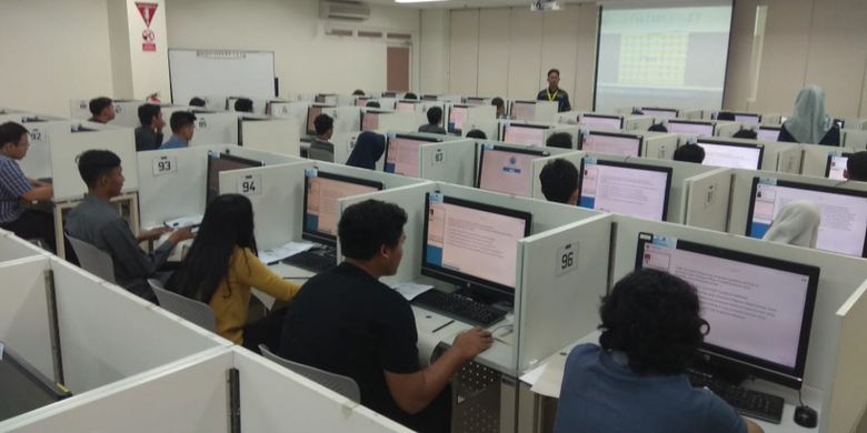 Para peserta ujian SBMPTN berbasis komputer (UTBK) di salah satu panitia lokal Jakarta Kampus UI Depok (8/5/2018)