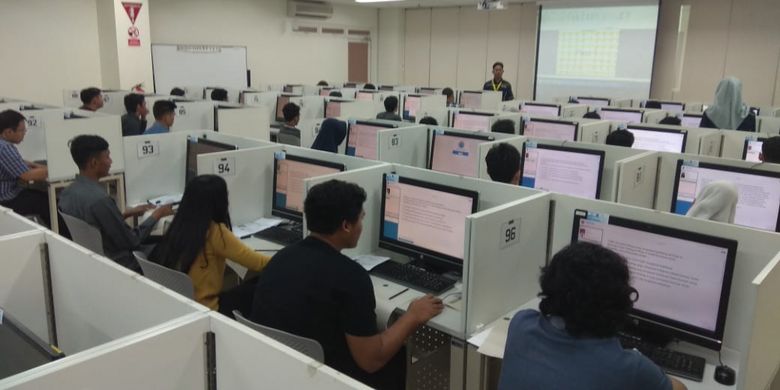 Para peserta ujian SBMPTN berbasis komputer (UTBK) di salah satu panitia lokal Jakarta Kampus UI Depok (8/5/2018).