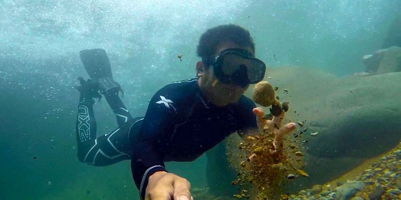 Menyelam atau freediving di Curug Baliung atau disebut Leuwi Liung, Kecamatan Babakan Madang, Kabupaten Bogor, Senin (7/5/2018).