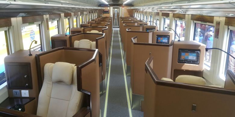 

Selain kursi yang multi fungsi, interior kereta api sleeper seat juga didesain mewah sehingga menjadikan penumpang betah menikmati perjalanan yang lama.