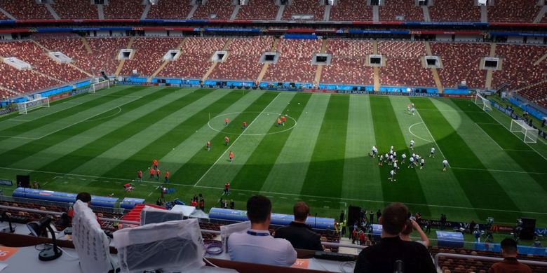 Pemandangan terbaru di Stadion Luzhniki, Moskwa saat timnas Rusia melakoni latihan terbuka jelang laga melawan Arab Saudi di Piala Dunia 2018, 12 Juni 2018. Berbeda dari desain lama, stadion tersebut kini tak lagi memiliki lintasan atletik. 