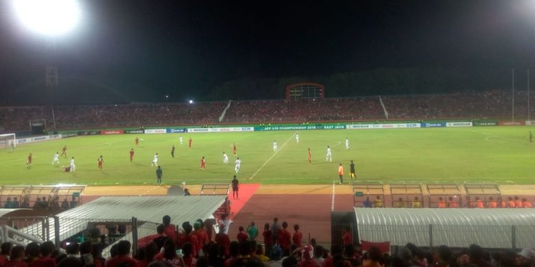 Suasana laga Timnas u-19 Indonesia versus timnas U-19 Vietnam di Stadion Gelora Delta, Sidoarjo, Sabtu (7/7/2018)