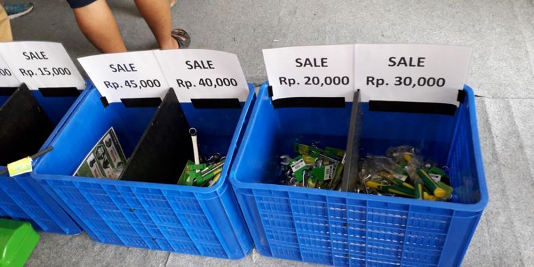 Diskon produk yang ditawarkam selama berlangsungnya Otobursa Tumplek Blek 2018 di Gambir Expo, JIExpo Kemayoran, Jakarta pada hari pertama, Sabtu (21/7/2018).