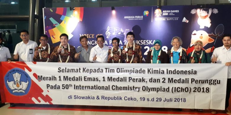Tim Olimpiade Kimia Indonesia peraih medali di ajang IChO ke-50 di Republik Ceko telah tiba di tanah air dan disambut jajaran Kemendikbud (30/7/208)