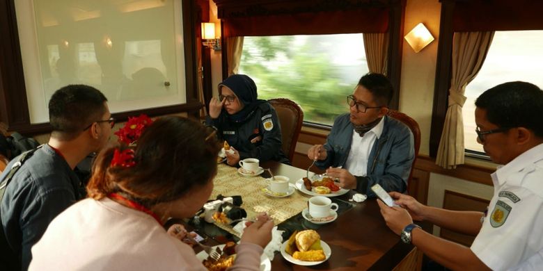 Di bagian tengah gerbong terdapat meja makan dengan 5 kursi, bersebelahan dengan meja untuk makanan prasmanan dan counter tempat pramugari/a menyiapkan makanan.