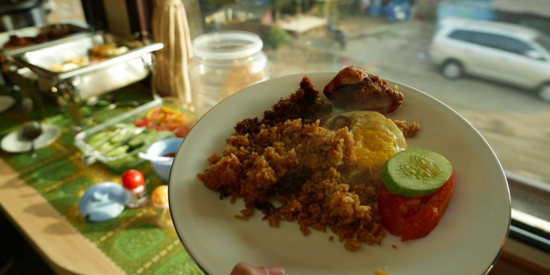 Saat KompasTravel naik KA Pariwisata gerbong Jawa dengan tujuan Semarang (digandeng Argo Muria), sarapan yang disajikan pagi itu adalah nasi goreng lengkap dengan telur dan ayam goreng.