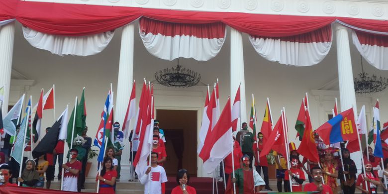 Parade bendera di The Legend Star, Jatim Park Grup, Kota Batu, Jawa Timur, Kamis (16/8/2018).