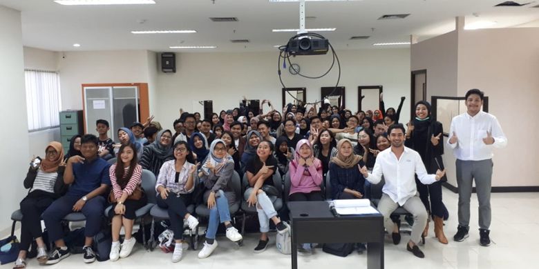 Reza Rahardian, menjadi salah seorang pengajar kelas praktik dan laboratorium Program Studi Vokasi Komunikasi (Vokom) Universitas Indonesia (UI).