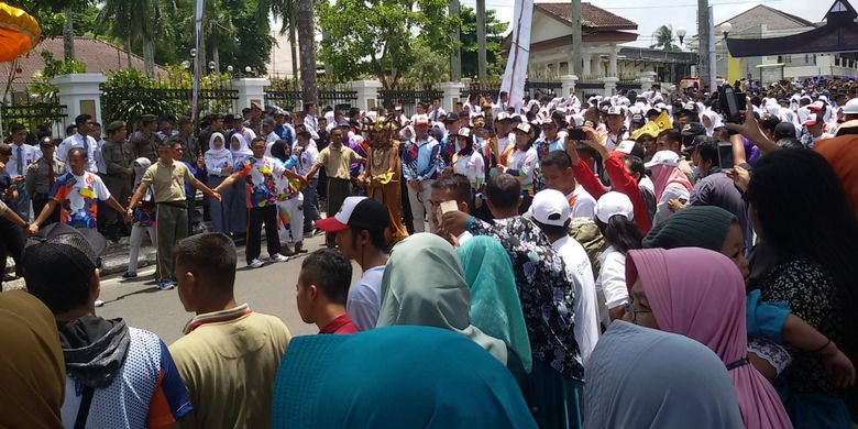 Tim pawai obor Asian Para Games 2018 saat tiba di Alun-alun Lapangan Merdeka, Pangkal Pinang, Rabu (26/9/2018).