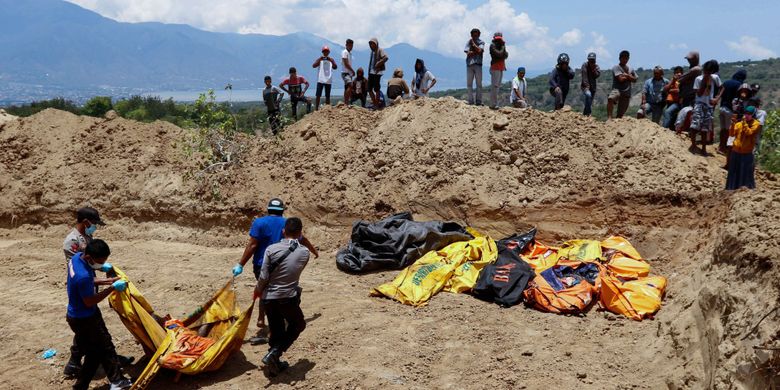 Jenasah korban gempa bumi Palu dimakamkan secara massal di TPU Poboya, Palu, Sulawesi Tengah, Senin (1/10/2018). Gempa bumi dan tsunami di Palu dan Donggala, Sulawesi Tengah mengakibatkan 832 orang meninggal.