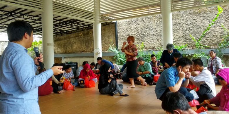 Puluhan alat temuan mahasiswa Binus, Sonar Vision dibagikan secara gratis bagi para penyandang tuna netra di Yayasan Mitra Netra, Jakarta (19/10/2018). 