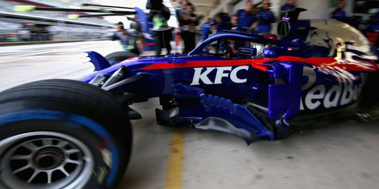 Logo KFC terterta di bagian samping mobil Scuderio Toro Rosso (STR13) saat melakoni FP1 GP Amerika di Circuit of The Americas (COTA), Jumat (19/10/2018).