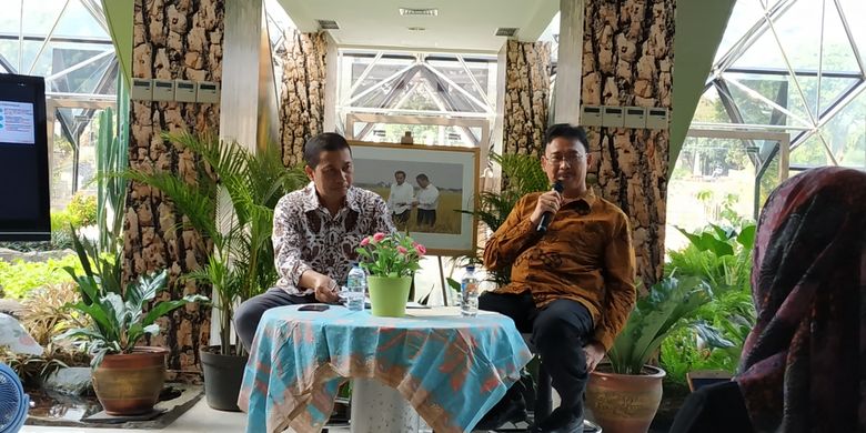 Sekretaris Jenderal Kementerian Pertanian (Kementan) Syukur Iwantoro (kanan) memaparkan capaian 4 tahun Kementan pada masa pemerintahan Jokowi-JK kepada awak media, Rabu (24/10/2018), di Jakarta.