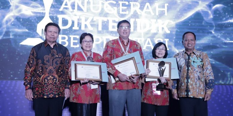 Kementerian Riset, Teknologi, dan Pendidikan Tinggi (Kemenristekdikti) memberikan penghargaan untuk dosen saintek berprestasi tahun 2018.