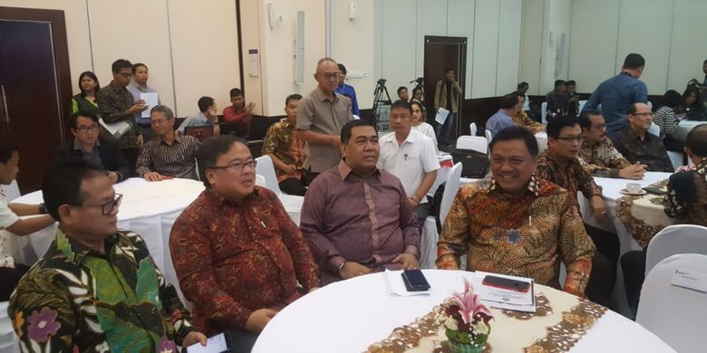 Gubernur Sulut Olly Dondokambey (pertama paling kiri), Kepala Bappenas, Bambang Brodjonegoro (ke-2 dari kanan) dalam FGD menyusun Rencana Pembangunan Jangka Menengah Nasional (RPJMN) 2020-2024, Kamis (14/11/2018).