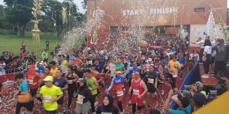 Para pelari half marathon (21,0975 km) memulai lomba pada pukul 05.30, ditandai dengan flag off atau pengangkatan bendera oleh CEO Kompas Gramedia Lilik Oetama, Sekretaris Daerah Provinsi Jawa Tengah Sri Puryono, dan Ketua Yayasan Borobudur Marathon Liem Chi An