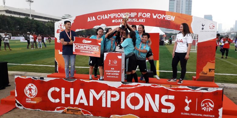 Para pemain Footballicious merayakan keberhasilan menjuarai AIA Championship for Woman 2018. Footballicious mengalahkan Uni Papua dalam laga final di Lapangan TNI AU, Pancoran, Jakarta Selatan, Sabtu (1/12/2018).