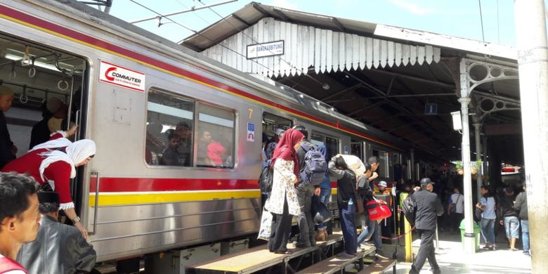 Sejumlah penumpang baru saja tiba di Stasiun Rangkasbitung. Stasiun Rangkasbitung hingga saat ini melayani 44 perjalanan Commuterline lintas Rangkasbitung - Tanah Abang PP setiap harinya.