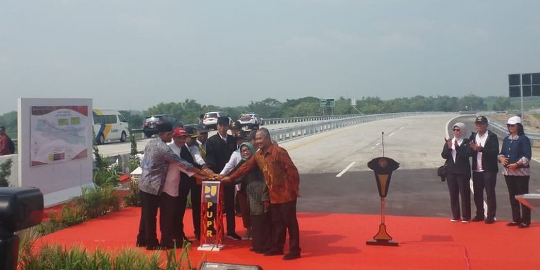 Presiden Joko Widodo meresmikan empat ruas Tol Trans-Jawa di Provinsi Jawa Timur, Kamis (20/12/2018).