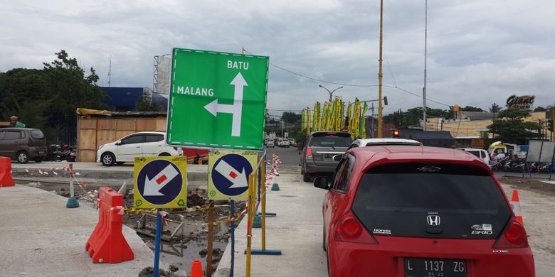 Antrian kendaraan di pintu keluar Tol fungsional Pandaan - Malang, Senin (24/12/2018)