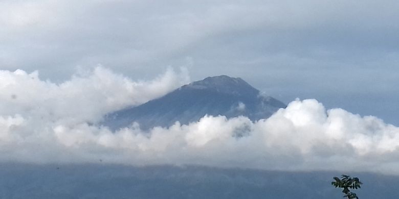 Puncak Gunung Arjuno diambil dari Kota Batu, Jawa Timur beberapa waktu lalu.