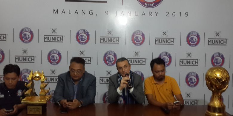 General Manager Arema FC Ruddy Widodo (kiri) bersama Pelatih Arema FC Milomir Seslija dalam konferensi pers di Kantor Arema FC, Kota Malang, Rabu (9/1/2019)