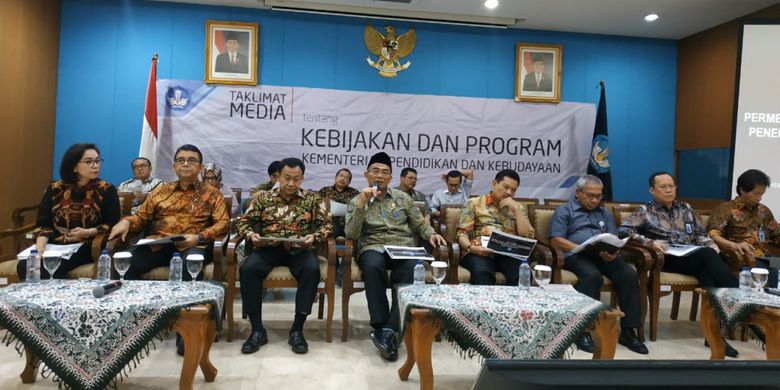 Menteri Pendidikan dan Kebudayaan Muhadjir Effendy dalam sosialisasi Permendikbud No. 51 Tahun 2018 tentang Penerimaan Peserta Didik Baru (PPDB) 2019 kepada, di Kantor Kemendikbud, Jakarta (15/1/2019).