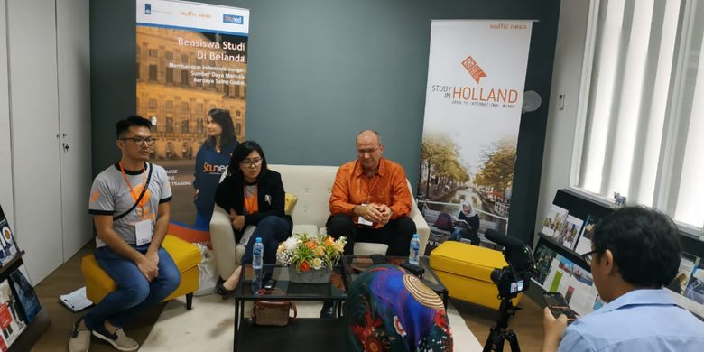Direktur Nuffic Neso Indonesia Peter van Tuijl dan Koordinator Tim Beasiswa Nuffic Neso Indonesia Indy Hardono dalam konferensi pers HSD 2019 (19/1/2019).