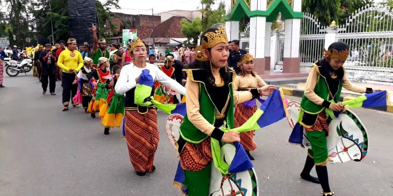 Kuda lumping, salah satu budaya masyarakat Jawa yang berkembang dan tetap lestari di Tana Luwu sejak zaman kolonial ditampilkan pada acara karnaval budaya Pesona Tana Luwu di depan Istana Kerajaan Luwu, Kota Palopo, Sulawesi Selatan, Rabu (23/1/2019). 