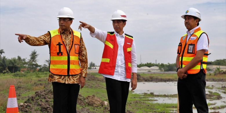 Presiden Joko Widodo saat meninjau proyek runway ketiga di Bandara Internasional Soekarno-Hatta pada 21 Juni 2018, didampingi Menteri Perhubungan Budi Karya Sumadi (kiri) dan Direktur Utama PT Angkasa Pura II Muhammad Awaluddin.