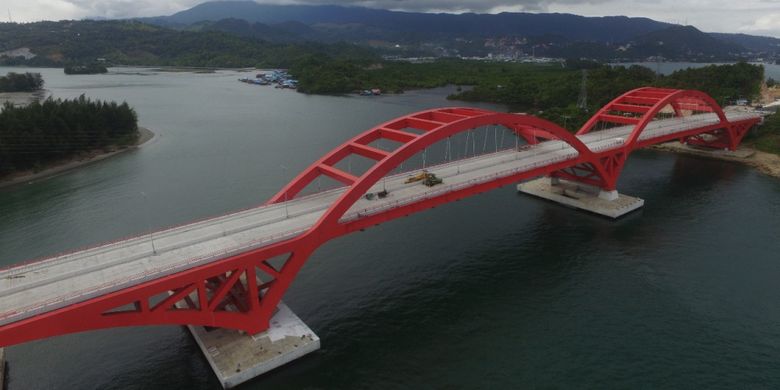 Jembatan penghubung Holtekamp dan Hamadi diatas teluk Youtefa, Papua.