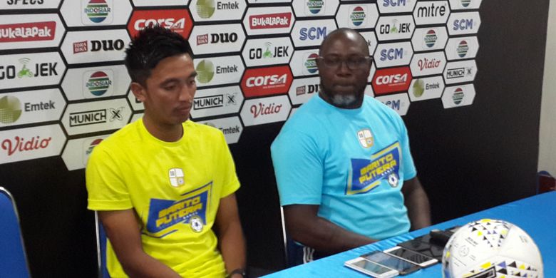 Pelatih Barito Putera, Jacksen F Tiago (kanan) saat konferensi pers di Kantor Arema FC, Kota Malang, Minggu (3/3/2019)
