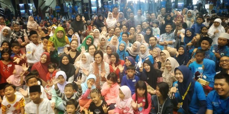 Menkeu Sri Mulyani Indrawati mendongeng dihadapan lebih dari 700 anak dalam Festival Literasi Indonesia Negeri 1.000 Dongeng yang digelar penerima beasiswa LPDP di Gedung Kemendikbud, Jakarta (3/3/2019).