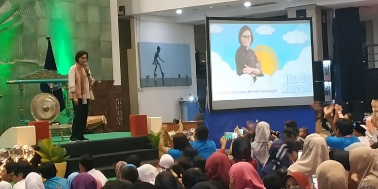 Menkeu Sri Mulyani Indrawati mendongeng dihadapan lebih dari 700 anak dalam Festival Literasi Indonesia Negeri 1.000 Dongeng yang digelar penerima beasiswa LPDP di Gedung Kemendikbud, Jakarta (3/3/2019).