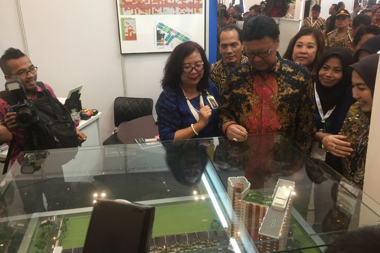 Menteri Dalam Negeri Tjahjo Kumolo meninjau salah satu stand pameran Indonesia Future City di Indonesia Convention and Exibition (ICE) BSD, Tangerang, Kamis (14/9/2017).
